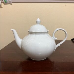 Kaiser Romantica White Ribbed Porcelain Teapot